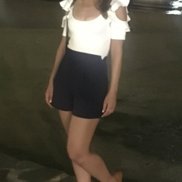 Club Monaco shorts. Beautiful. Like new. Navy blue. For summer or holiday - Picture 4 of 4